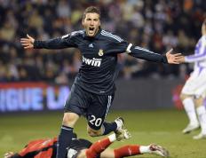 开云下载-深夜屠城！骑士单节攻防涟漪击溃纽约，东部排名争夺战暗藏战术大师与愣头青的残酷分野