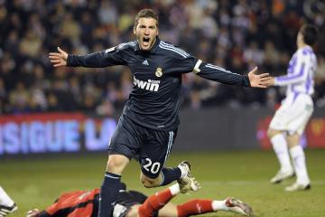 开云下载-深夜屠城！骑士单节攻防涟漪击溃纽约，东部排名争夺战暗藏战术大师与愣头青的残酷分野