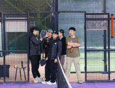 开云体育app-球场外抓捕小偷一幕发生，警方及时处置维护秩序