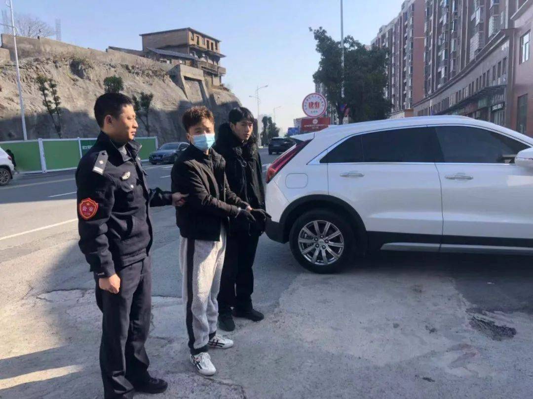 开云体育app-球场外抓捕小偷一幕发生，警方及时处置维护秩序