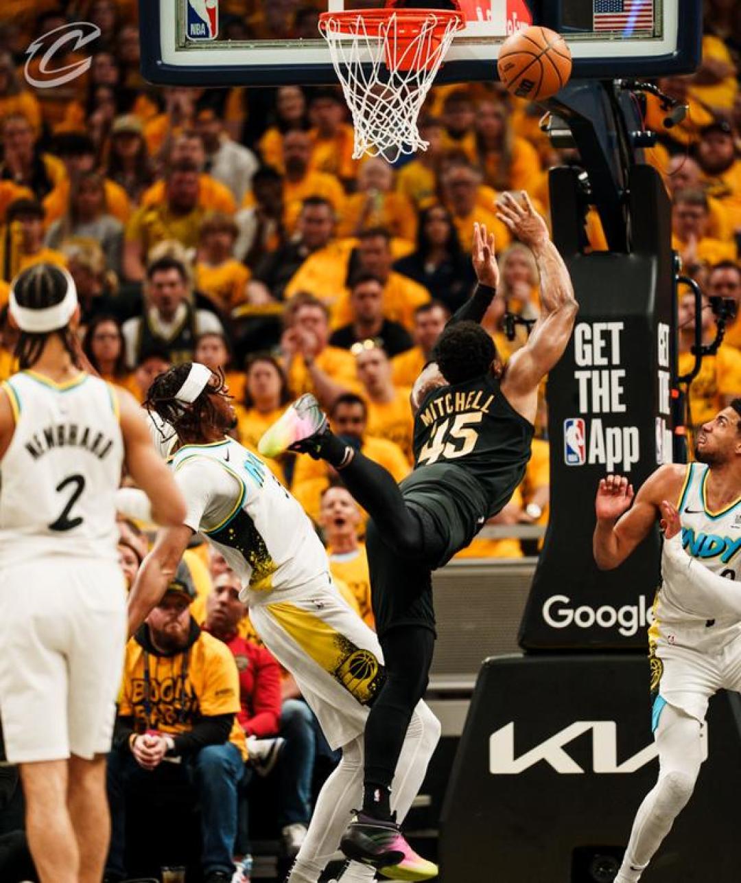 开云体育APP下载-爵士艰难击败雄鹿,米切尔得到全队最高27分