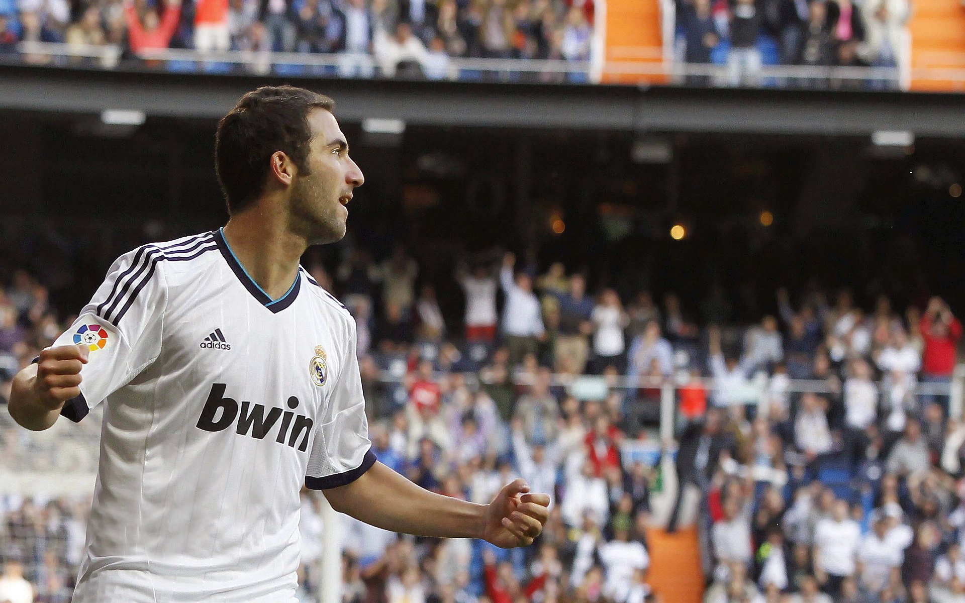 开云APP-当里昂换上中国红，阿什拉夫一记世界波，叩开欧洲足球资本新纪元